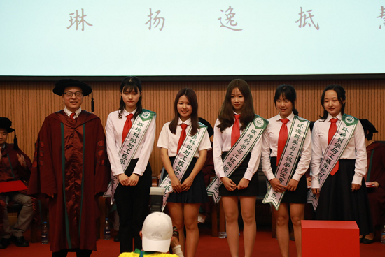 优秀本科毕业生颁奖