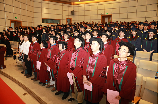 全体起立，奏唱国歌