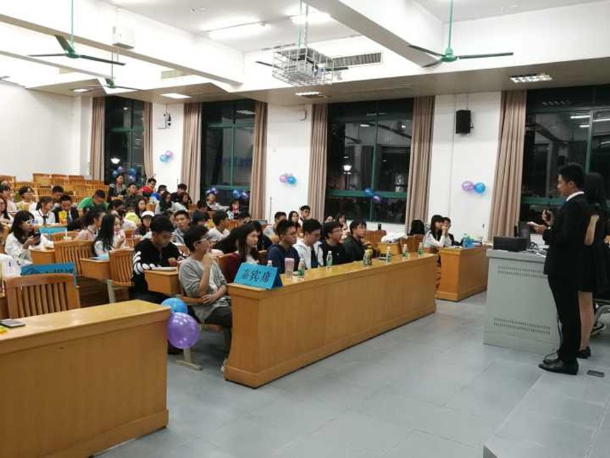 全员大会进行时,大家全神贯注