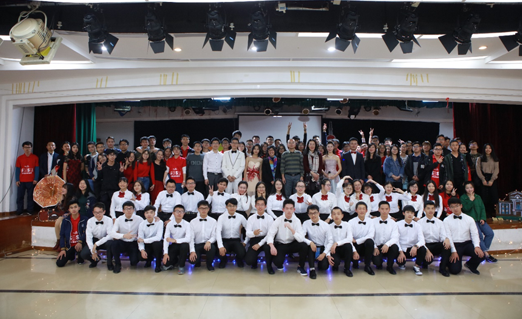 全员师生欢聚一堂