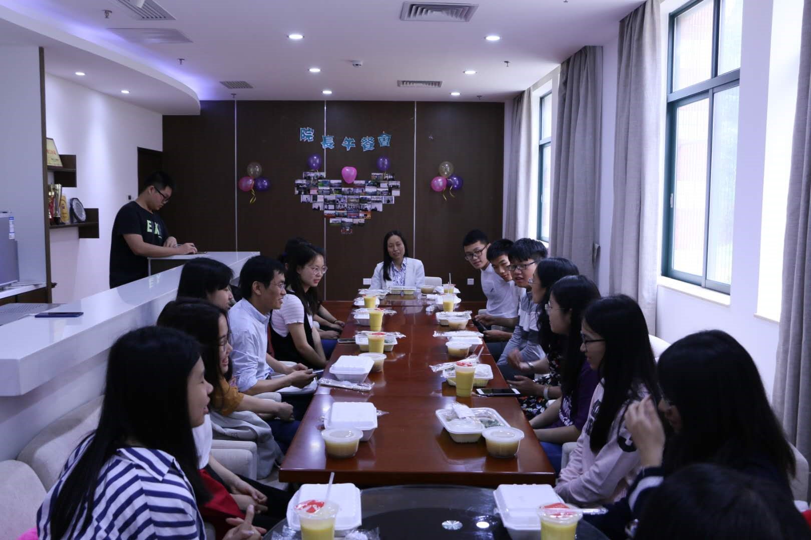 午餐会进行中，老师学生互动