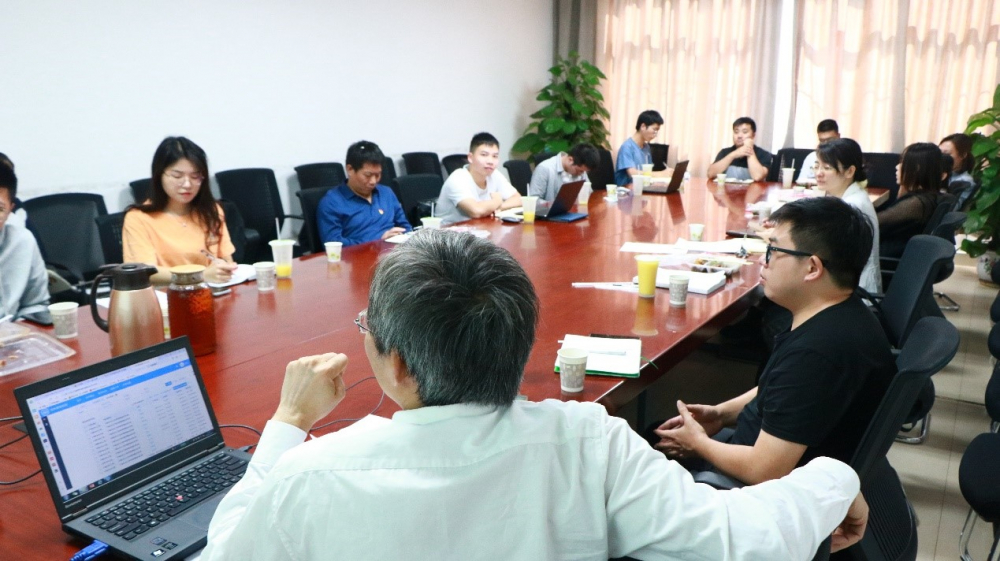 各党支部书记积极参与讨论