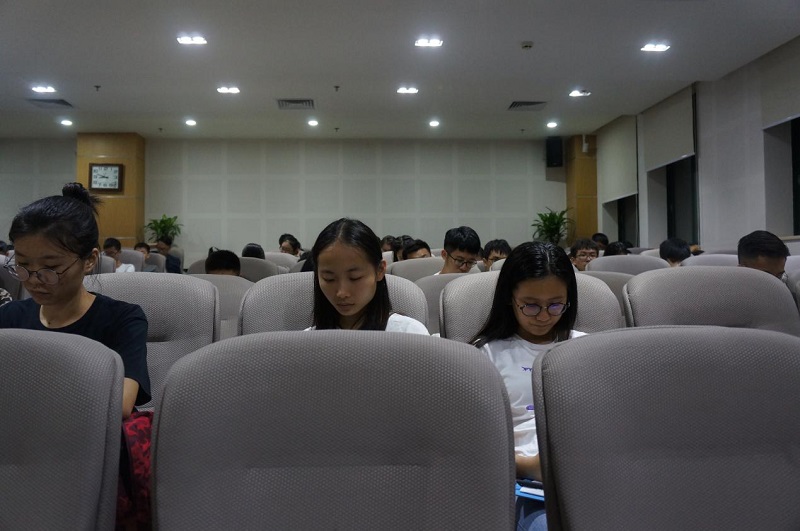 同学们在做笔记