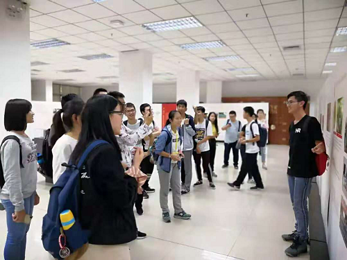 同学们参观过程