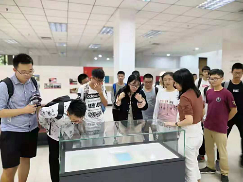 同学们参观过程