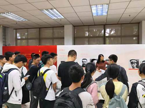 同学们参观过程