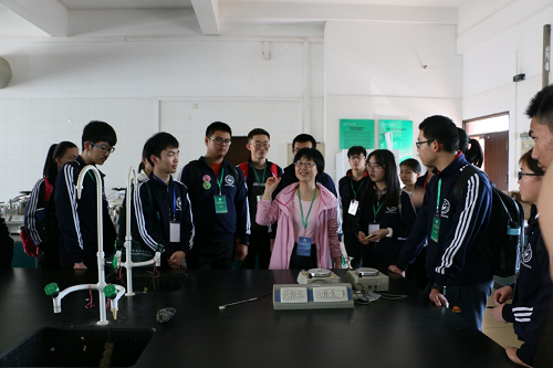 营员参观实验室