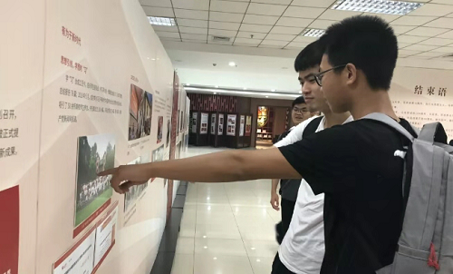 同学们参观过程