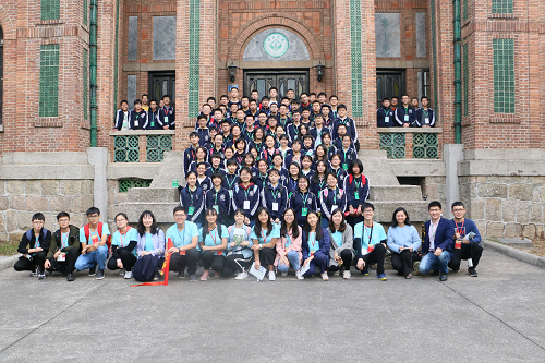 参观南校园合影留念