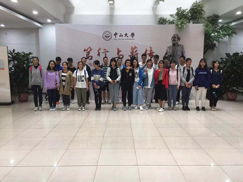 环境二班观展合影