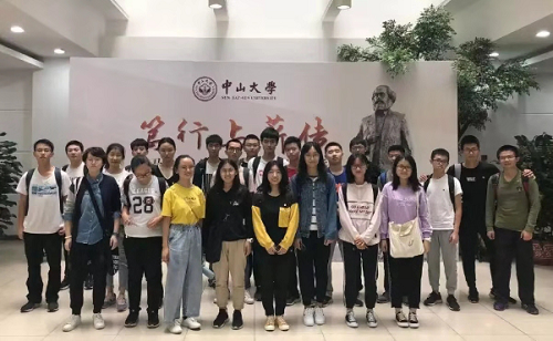 环境三班观展合影