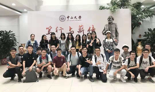 环境四班观展合影