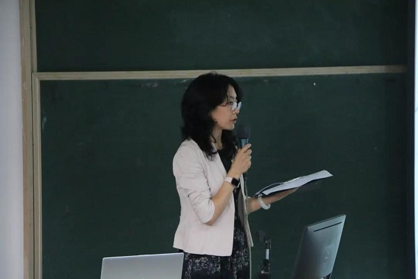 （图1 郑慧副书记主持）