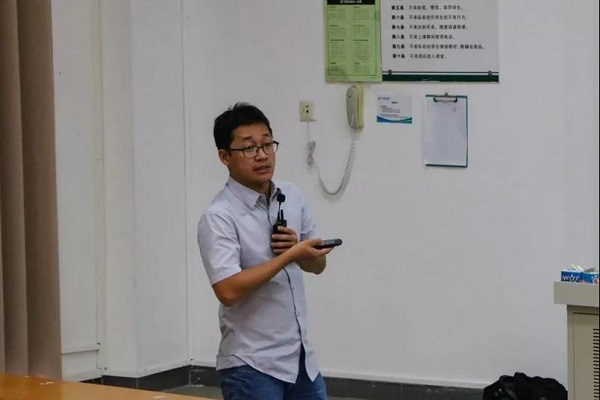 （图10 研究生辅导员卢耀斌老师）