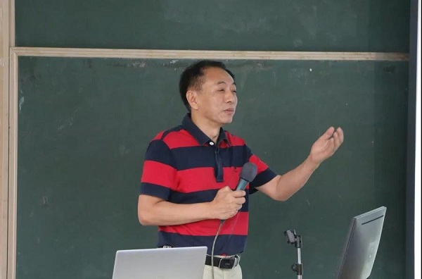 （图11 环境工程系系主任 熊亚教授）