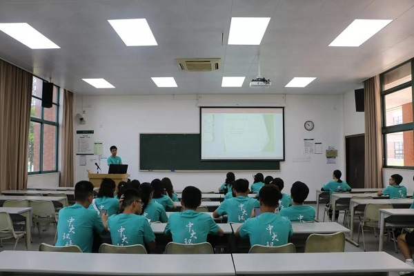 （图13-2&nbsp;班主任见面会）