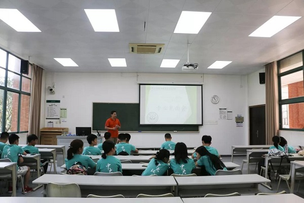 （图13-4&nbsp;班主任见面会）