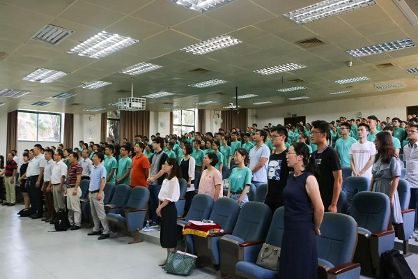 （图2 迎新大会在庄严的国歌声中拉开帷幕）