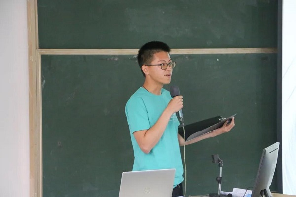 （图4-2 郑鸿祥发言）