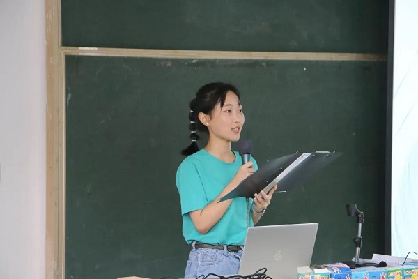 （图4-4 何晓彤发言）