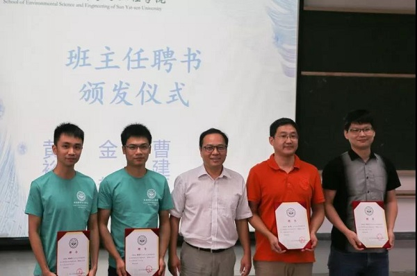 （图6 为19级新生班主任颁发聘任书）