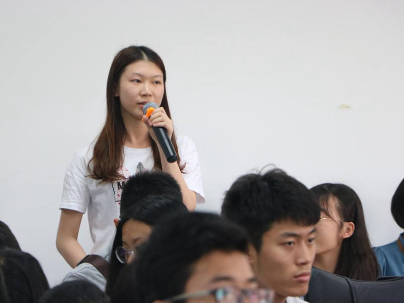 在场学生积极提问