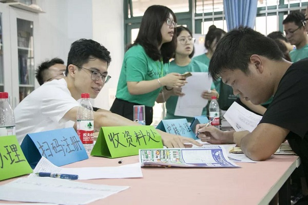 （图4-3&nbsp;报到现场）