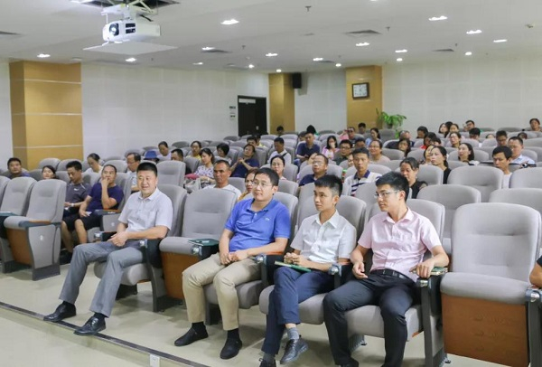 （图6 新生家长会现场）