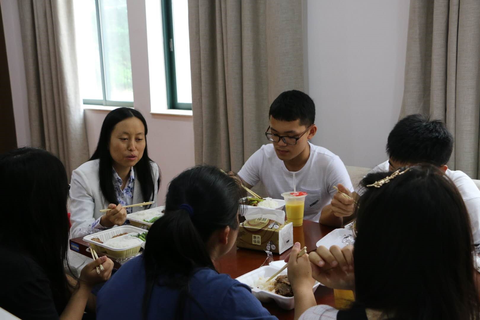 杨欣教授认真听取并回答问题