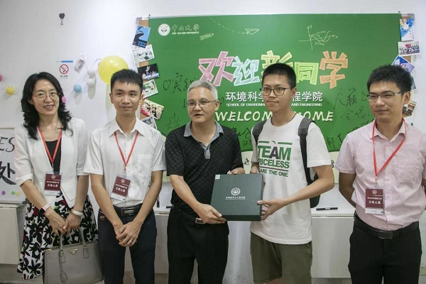 （图2-2&nbsp;校党委马骏副书记指导工作）