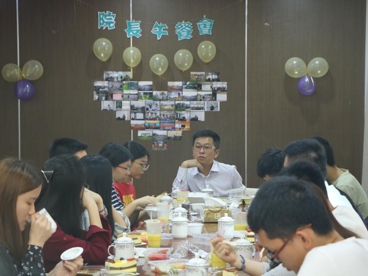 汤副院长认真倾听同学们的问题