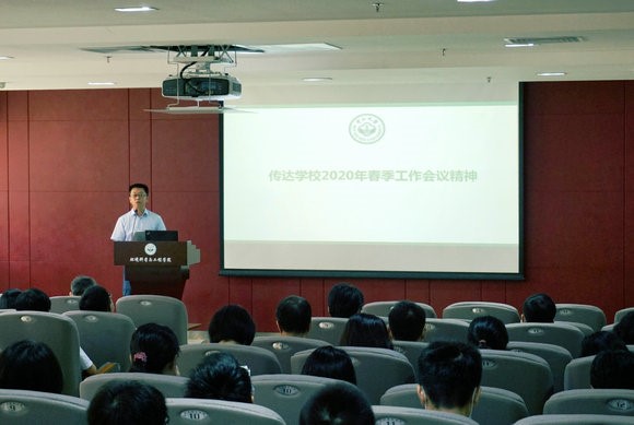 汤叶涛副院长（主持工作）传达春季工作会议精神 黄彩娜摄