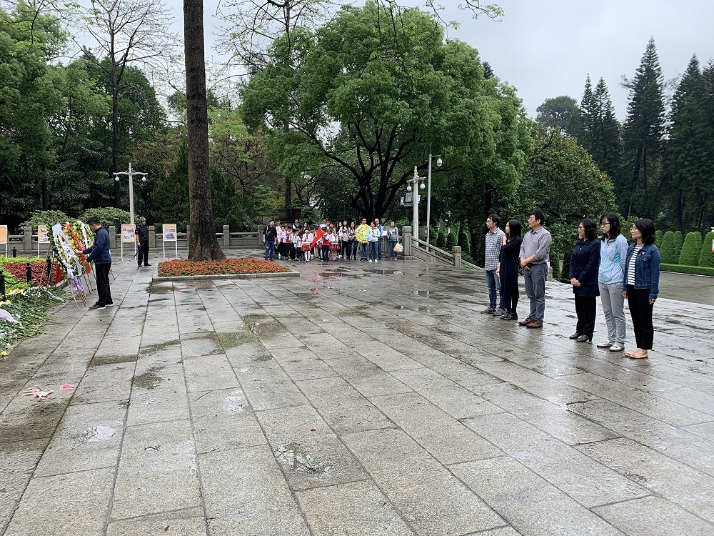 王志刚书记整理花圈挽联