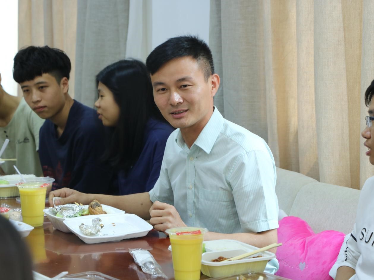 王诗忠副教授热情地回答同学问题