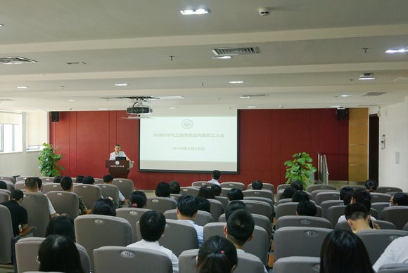 甘远璠书记传达两会精神 黄彩娜摄