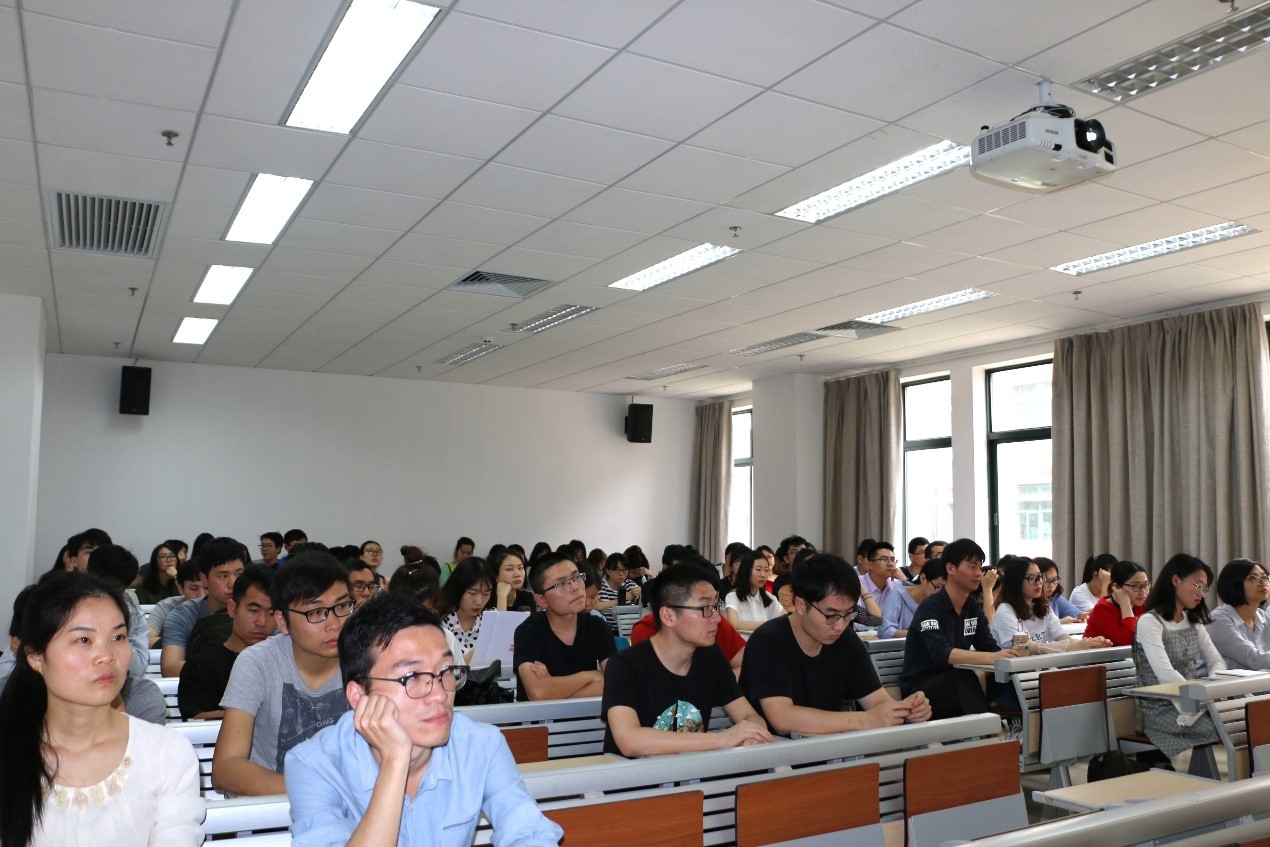 认真听讲的同学们