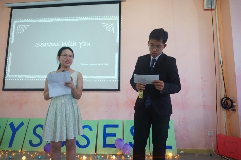 认真敬业的主持人