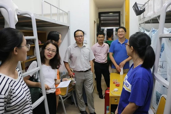 （图10-1 走访宿舍）