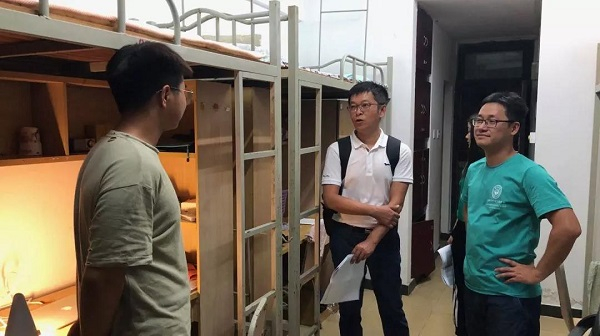 （图10-3&nbsp;走访宿舍）