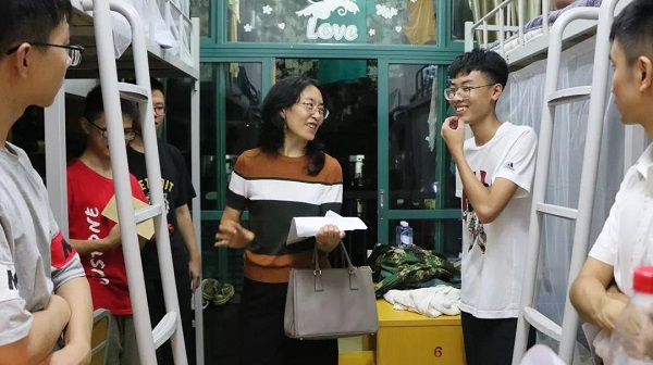 （图10-4&nbsp;走访宿舍）