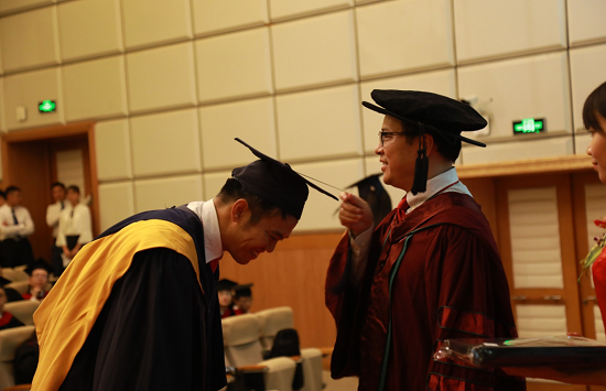 院长为获得学位的毕业生拨穗