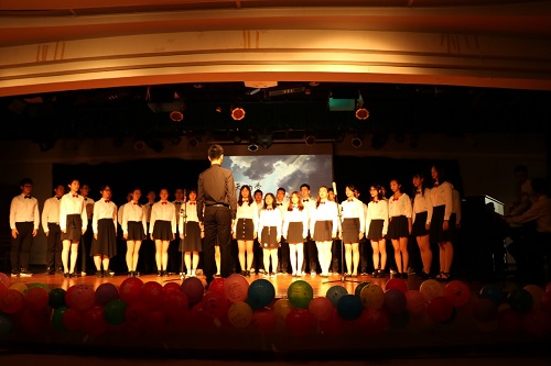 合唱《夏天的梦是什么颜色的呢》、《小溪》