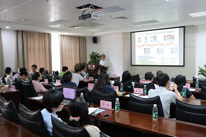 院长仇荣亮教授致欢迎辞并进行团队介绍