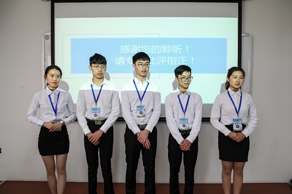 参赛小组进行ppt答辩