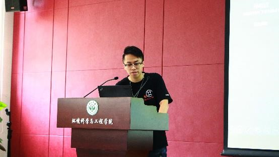 党建助理廖佳源介绍党务系统使用方法