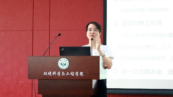 彭灵灵发表讲话