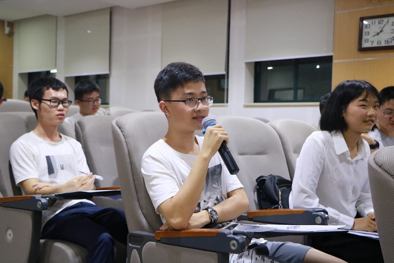 评委向展示的团支部提问