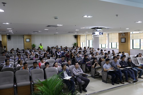 师生们认真聆听讲座